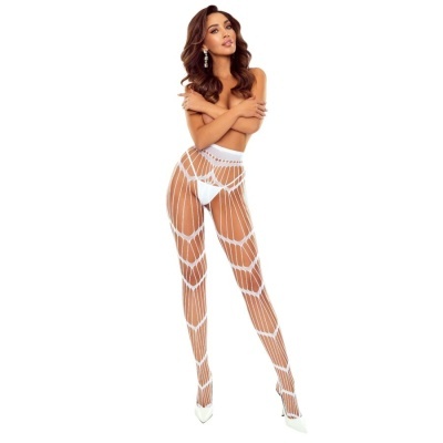 Mulher com meia-calça de rede branca e salto alto branco