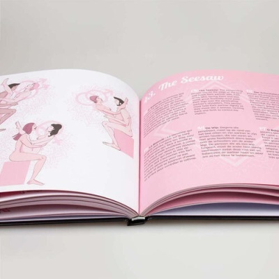 Livro aberto com ilustrações e texto na parte interior, páginas cor-de-rosa