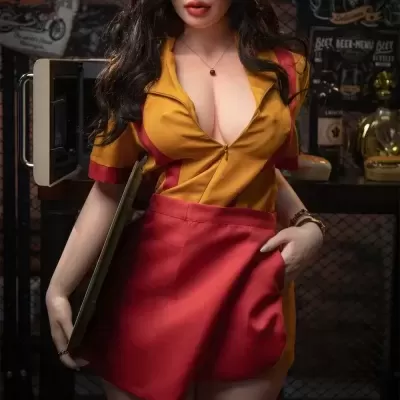 Boneca realista com vestido amarelo e avental vermelho em cenário de bar
