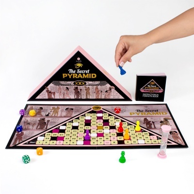 Jogo de tabuleiro The Secret PYRAMID com peças coloridas, dados, ampulheta e caixa triangular.