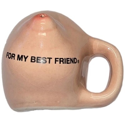 Caneca cerâmica cor pele formato mamilos com frase FOR MY BEST FRIEND