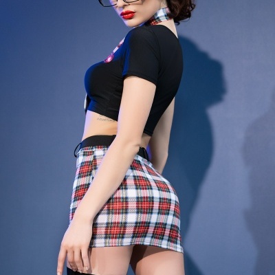 Mulher de perfil com roupa xadrez e top preto