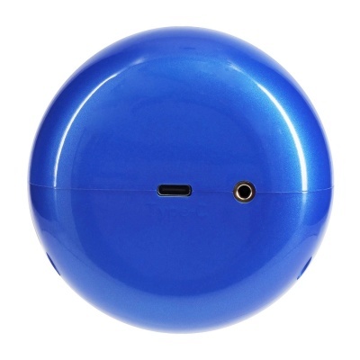 Objeto redondo azul com portas USB-C e auxiliar.