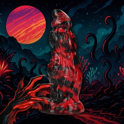 Escultura vermelho e preta com textura irregular e olhos, fundo ilustrado com tentáculos e um sol vermelho-laranja.