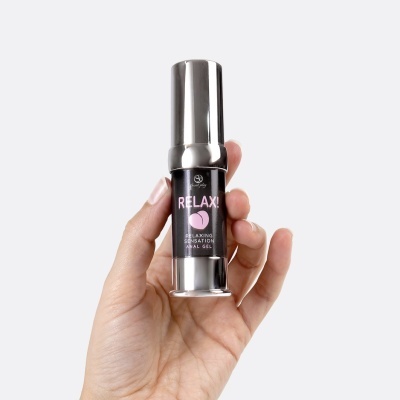 Frasco prateado de gel relaxante com rótulo preto e rosa