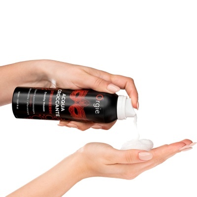 Frasco Orgie Acqua Croccante a verter espuma na mão
