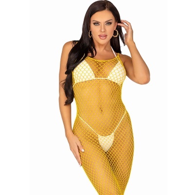 Mulher com vestido de malha amarelo estilo rede e biquíni branco em fundo branco