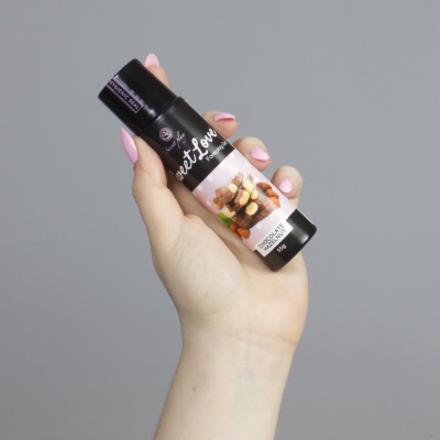 Frasco de gel Foreplay Sweet Love com sabor chocolate avelã na mão