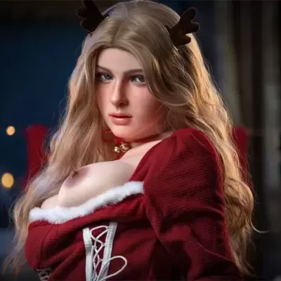 Boneca realista com roupa vermelha natalícia e acessórios de rena.