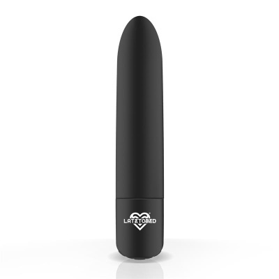 Vibrador preto cilíndrico com logo branco em fundo branco