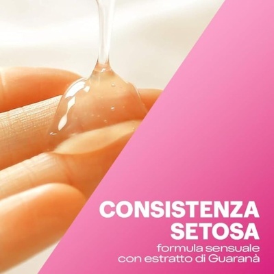 Líquido transparente viscoso sobre dedos com fundo rosa e texto em italiano