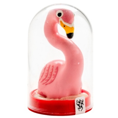 Figura decorativa de flamingo rosa dentro de cúpula transparente com base vermelha