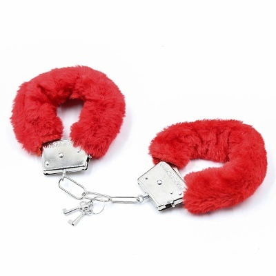 Algemas metálicas com pelo vermelho