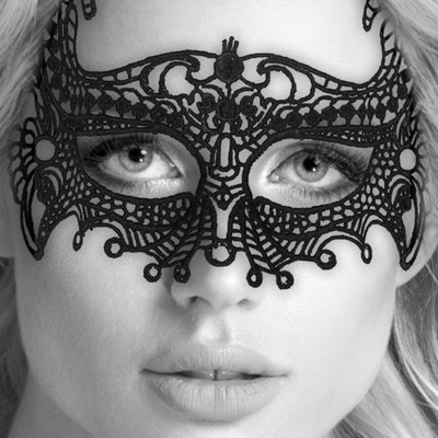 Máscara facial preta de renda com padrão intricado