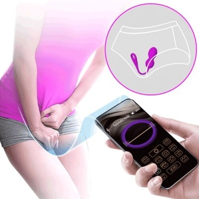 Pessoa com t-shirt rosa e shorts cinzentos segurando a virilha, cima ilustração de cueca com dispositivo e smartphone controlando o dispositivo