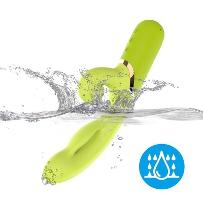 Vibrador verde à prova de água em silicone com pormenor dourado submerso em água