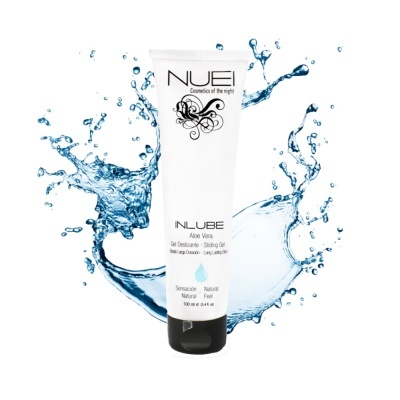 Frasco branco de gel deslizante com texto preto e tampa preta, salpicos de água azul ao fundo.