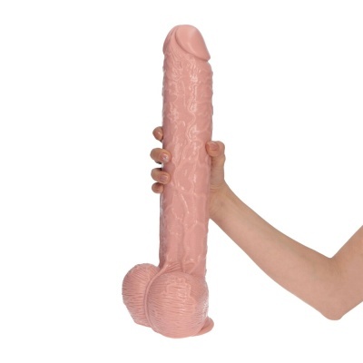 Boneco grande em forma de pênis sendo segurado por uma mão