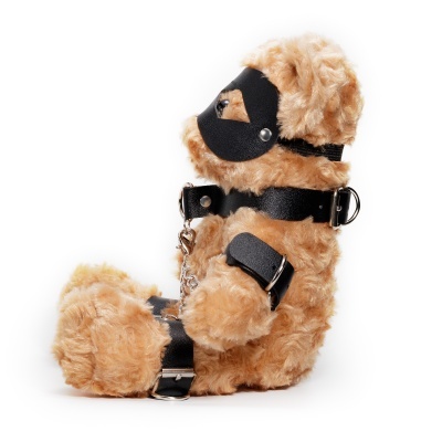 Ursinho de peluche com arnês preto e máscara preta