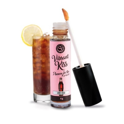 Gloss para lábios Vibrant Kiss Love-Cola com copo de bebida cola e limão ao fundo.