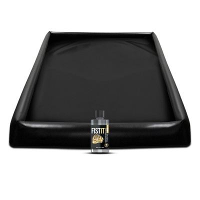 Tapete preto retangular com bordas elevadas e frasco de líquido com rótulo FIST IT