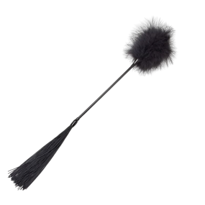 Chicote preto com ponta de penas e ponta de fios pretos