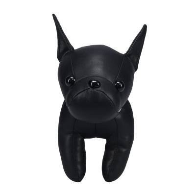 Estatueta de cão preta em material semelhante a couro com olhos e nariz brilhantes