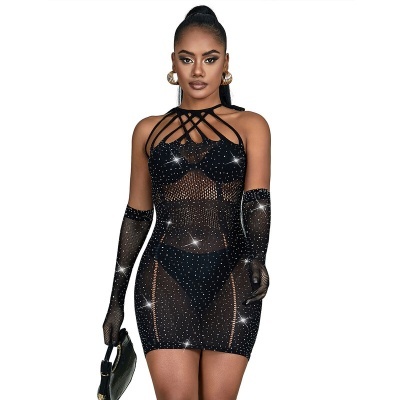 Vestido preto brilhante com padrão rede e luvas compridas