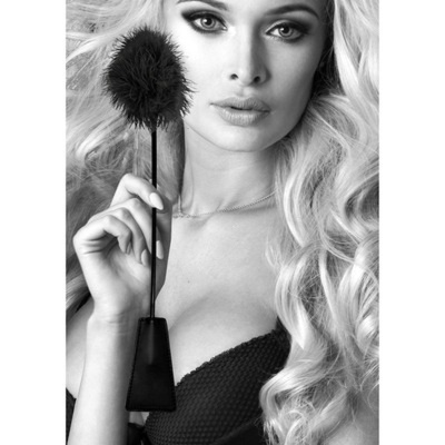 Mulher loira com acessório peludo preto