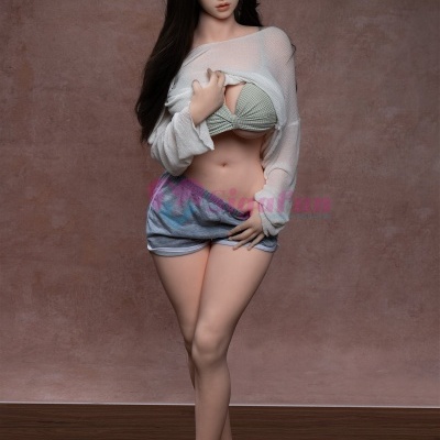 Boneca realista com roupa casual posando em fundo castanho