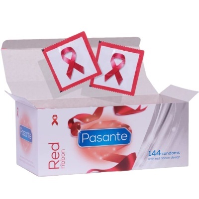Caixa branca de preservativos Pasante com design de fita vermelha e dois preservativos expostos