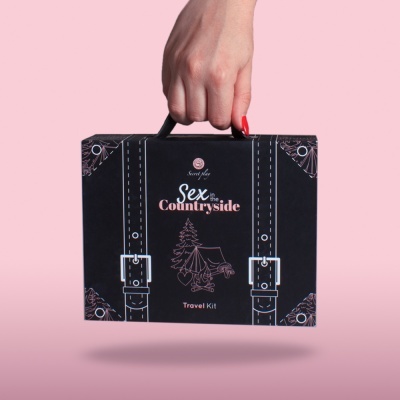 Mala preta com texto e desenhos de acampamento em fundo rosa