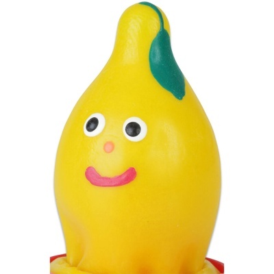 Brinquedo amarelo em forma de pêra com olhos e boca coloridos