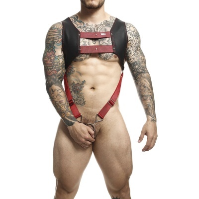 Arnês masculino preto e vermelho em couro, usado por modelo com tatuagens