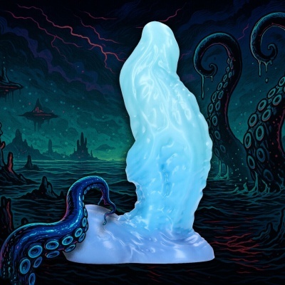 Escultura azul translúcida com base branca e fundo artístico de tentáculos
