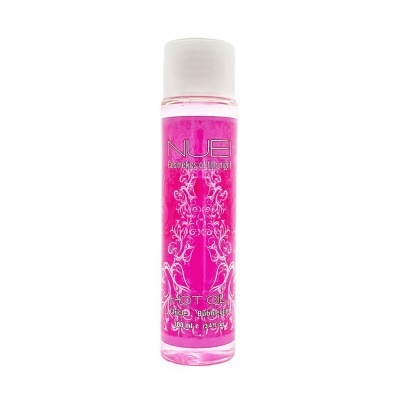 Frasco transparente com óleo rosa e rótulo branco e rosa