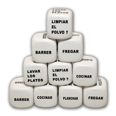 Dados brancos com textos em espanhol relacionados a tarefas domésticas.