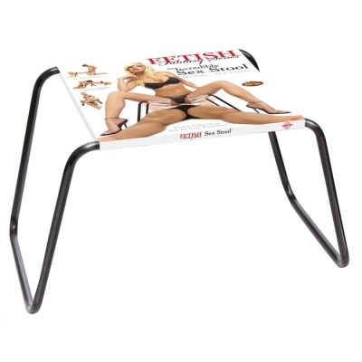 Banco de metal preto com embalagem FETISH Incredible Sex Stool e imagem de mulher de bikini preto