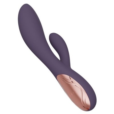 Vibrador roxo com detalhes metálicos e design anatómico.