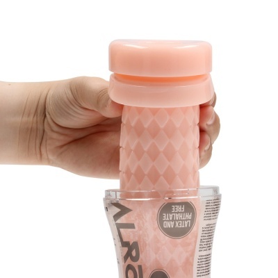 Frasco rosado com tampa rosa segurado por uma mão