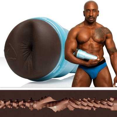 Homem musculado com cueca azul segura objeto cilíndrico azul com ponta castanha e textura interna detalhada