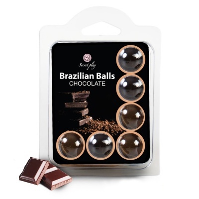 Embalagem plástica com bolas pretas brilhantes e rótulo de chocolate