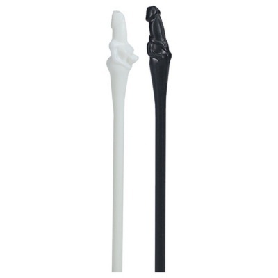 Dois objetos longos, um branco e um preto, com figuras humanas em relevo no topo