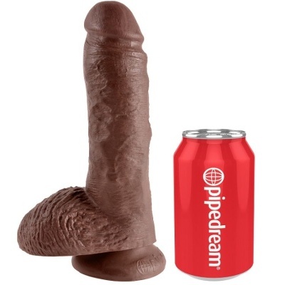 Dildo castanho realista ao lado de lata vermelha com escrita pipedream