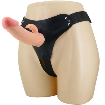 Arnês preto com dildo cor de pele num manequim sem pernas
