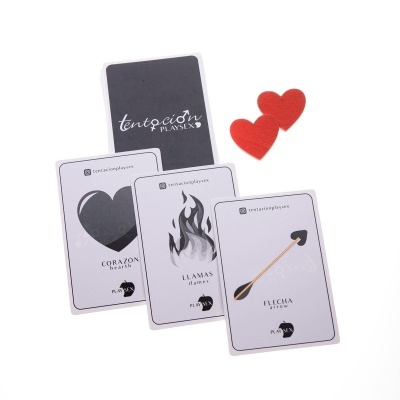 Cartas do jogo tentacion PLAYSEX com desenhos em preto e branco e dois corações vermelhos pequenos de madeira