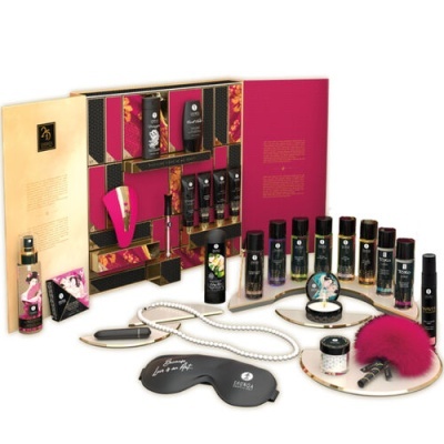Conjunto de cosméticos e acessórios com sprays, batons, máscara para dormir, pérolas e espelho compacto sobre fundo branco