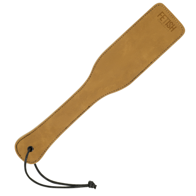 Tapadeira de couro castanho com cordão preto e texto Fetish Fantasy