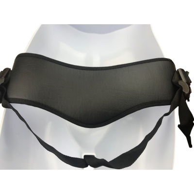 Cinto preto sintético com fivela preto numa manequim branca.