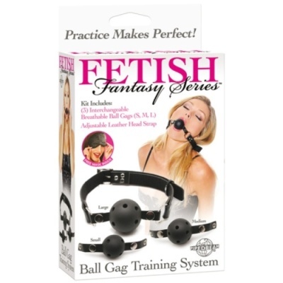 Embalagem do sistema de treino Ball Gag com imagem de modelo usando o dispositivo e três bolas de tamanhos diferentes em tiras de couro preto.